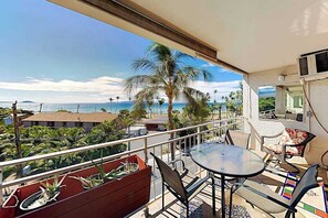 Outdoor dining - Ocean Views Across from Kalama Beach in Kihei (Kihei)