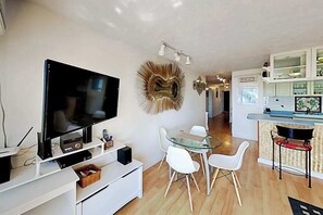 Interior - Ocean Views Across from Kalama Beach in Kihei (Kihei)