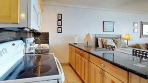 Una cucina con piano cottura, macchina del caffè e mobili in legno.
