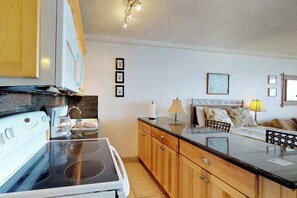 Wasserkocher mit Kaffee-/Teezubehör, Kühlschrank, Mikrowelle, Ofen