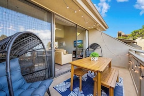 Outdoor dining - Ocean & Sunset View Kihei Condo with Pool & Easy Beach Access (Kihei)