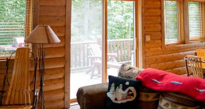 New Rental - Your Perfect Spot -Boyne Mountain Cabin 4-bed, hot tub sleeps 9-11