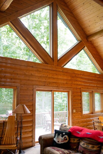New Rental - Your Perfect Spot -Boyne Mountain Cabin 4-bed, hot tub sleeps 9-11