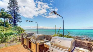 Ein Grillplatz mit Blick auf das Meer und einen klaren Himmel.