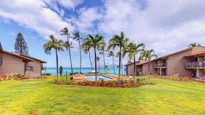 Ein Resort mit Pool, Palmen und Blick auf den Ozean.