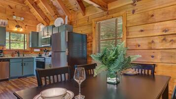 House, Multiple Beds (Sunrise Pointe) | Dining