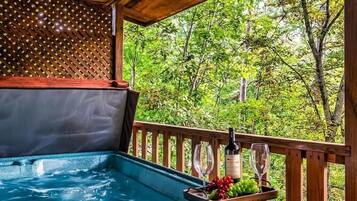 Casa, diversos llits (The Blessing Cabin) | Banyera d'hidromassatge a l'aire lliure