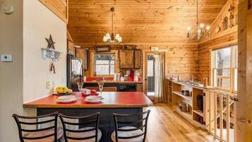 House, 1 King Bed (The Jarratt House) | Private kitchen