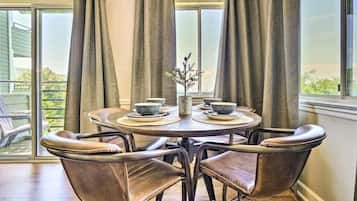 Condo, 1 King Bed (The Summit) | Dining