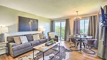 Condo, 1 King Bed (The Summit) | Living area
