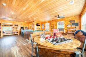 Casa, varias camas (Time To Unwind) | Sala de juegos