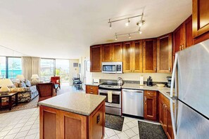 Wasserkocher mit Kaffee-/Teezubehör, Kühlschrank, Mikrowelle, Ofen