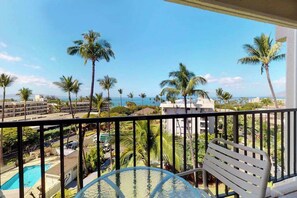 Outdoor dining - Kihei Condo with AC & Shared Pool - Waves Await (Kihei)