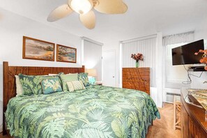 Desk, iron/ironing board, WiFi, bed sheets - Kihei Condo with Pool, Grill & Private Laundry (Kihei)