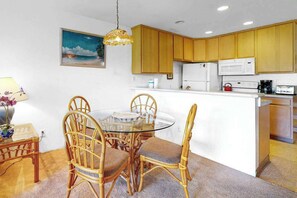 Dining - Kihei Condo with Pool, Grill & Private Laundry (Kihei)