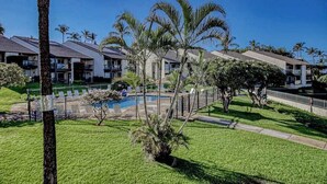 Ein Wohngebiet mit Swimmingpool, Palmen und mehrstöckigen Gebäuden.