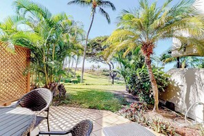 Terrace/patio - Ocean-View Kihei Condo with Pools, Hot Tub, Tennis & Grill (Kihei)