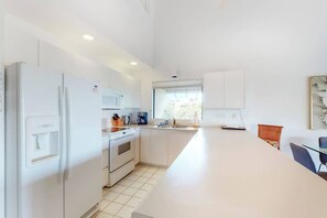 Coffee/tea maker, fridge, microwave, oven - Tropical-View Kihei Condo with Pools, Hot Tub, AC & Tennis (Kihei)