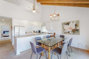 Dining - Tropical-View Kihei Condo with Pools, Hot Tub, AC & Tennis (Kihei)