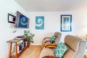 TV, offices - Well-Located Kihei Condo with Lagoon Pool, Hot Tub, AC & Tennis (Kihei)