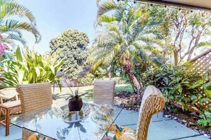 Outdoor dining - Well-Located Kihei Condo with Lagoon Pool, Hot Tub, AC & Tennis (Kihei)