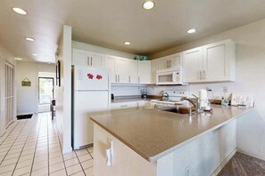 Coffee/tea maker, fridge, microwave, oven - Kihei Condo with AC, Pools & Hot Tub Close to South Maui Beaches (Kihei)