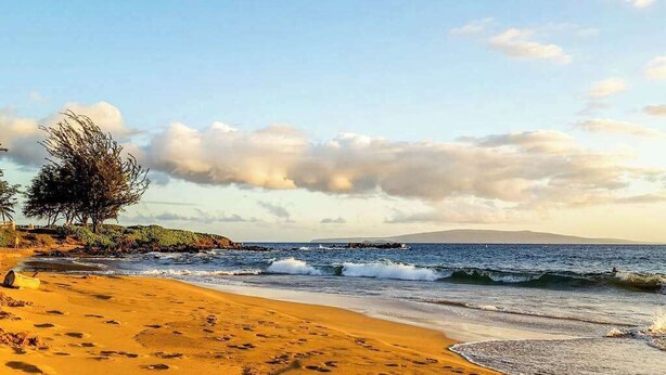 A beach with footprints, waves, and a clear sky. - NEW Fall Special Fourth-Floor Kihei Condo with Ocean Glimpse and Beach Access (Kihei)