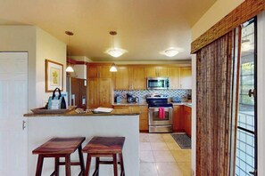 Coffee/tea maker, fridge, microwave, oven - Unwind in a Wailea Oceanview Home with Private Lanai & Pool (Wailea)