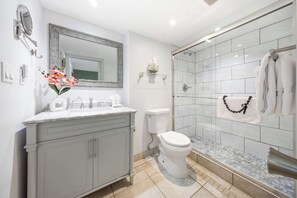Dusche, Haartrockner, Handtücher, Shampoo