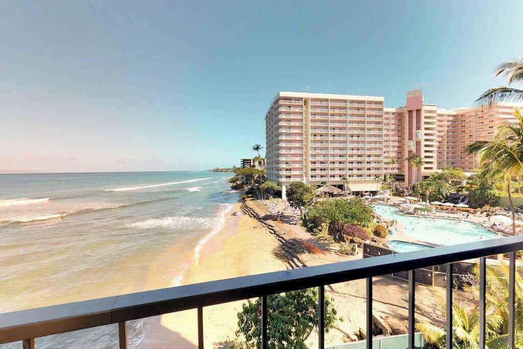 Ein Strandhotel mit Pool, Strand und Meerblick.