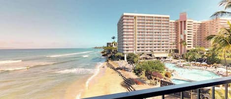 Ein Strandhotel mit Pool, Strand und Meerblick.