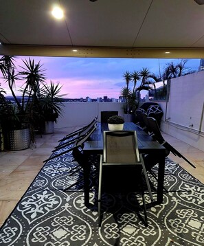 Outdoor dining - Gold Coast Penthouse Escape - Where every window is a view! (Surfers Paradise)