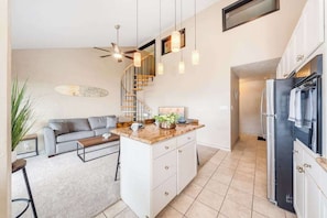 TV - Kihei Ocean-View Condo with Pool, Lanai & Full Kitchen (Kihei)