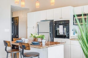 Dining - Kihei Ocean-View Condo with Pool, Lanai & Full Kitchen (Kihei)