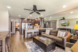 TV, offices - Oceanfront Ground-Level Lahaina Condo with Pool, Grill & Patio (Lahaina)