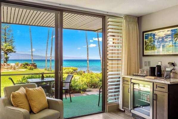 TV, offices - Oceanfront Ground-Level Lahaina Condo with Pool, Grill & Patio (Lahaina)