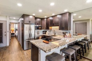 Coffee/tea maker, fridge, microwave, oven - Oceanfront Ground-Level Lahaina Condo with Pool, Grill & Patio (Lahaina)