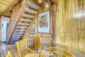 Dining - Oceanfront Lahaina Condo with Pool, Fast WiFi & Views of Lanai (Lahaina)
