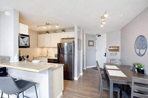 Dining - Oceanfront Kihei Oasis with Beach Access, Pool & Balcony (Kihei)