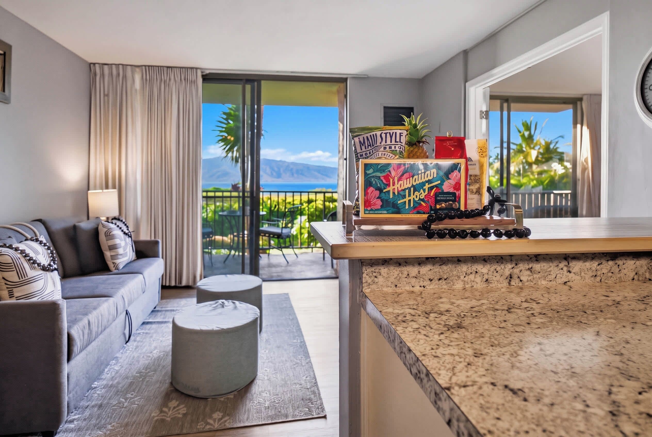 Ein modernes Hotelzimmer mit Sofa, Couchtisch und Meerblick.