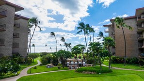 Un resort con edificios de varios pisos, zonas de estar al aire libre y un césped bien cuidado.