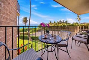 Outdoor dining - New Oceanfront Kihei Condo with Pool and Hot Tub (Kihei)