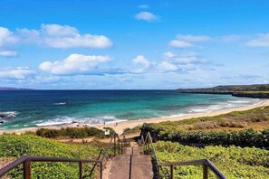 On the beach - Stunning Kapalua Condo with Ocean Views, Private Lanai & Grill (Lahaina)