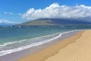 On the beach - Beachfront Kihei Getaway with Pool, Hot Tub & Fast WiFi (Kihei)
