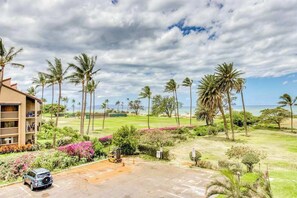 Property grounds - Beachfront Kihei Getaway with Pool, Hot Tub & Fast WiFi (Kihei)