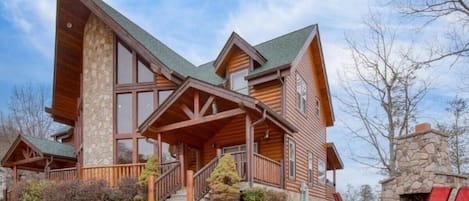 Casa, várias camas (Whispering Pines) | Fachada
