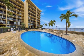 A hotel with a swimming pool, palm trees, and a view of the ocean. - *New* Fall Deal Oceanfront Kahana Stay, Walk to Pohaku Park (Lahaina)