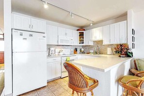 Wasserkocher mit Kaffee-/Teezubehör, Kühlschrank, Mikrowelle, Ofen