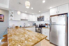 Wasserkocher mit Kaffee-/Teezubehör, Kühlschrank, Mikrowelle, Ofen
