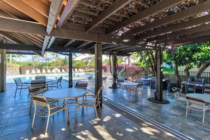 Outdoor dining - Kihei Condo with Pool, Hot Tub & Grill Near Surf, Biking & Golf (Kihei)